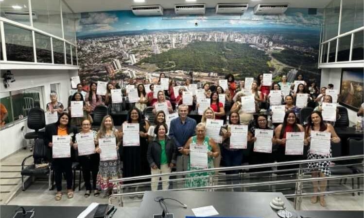 Baixinha destaca políticas públicas para mulheres durante solenidade