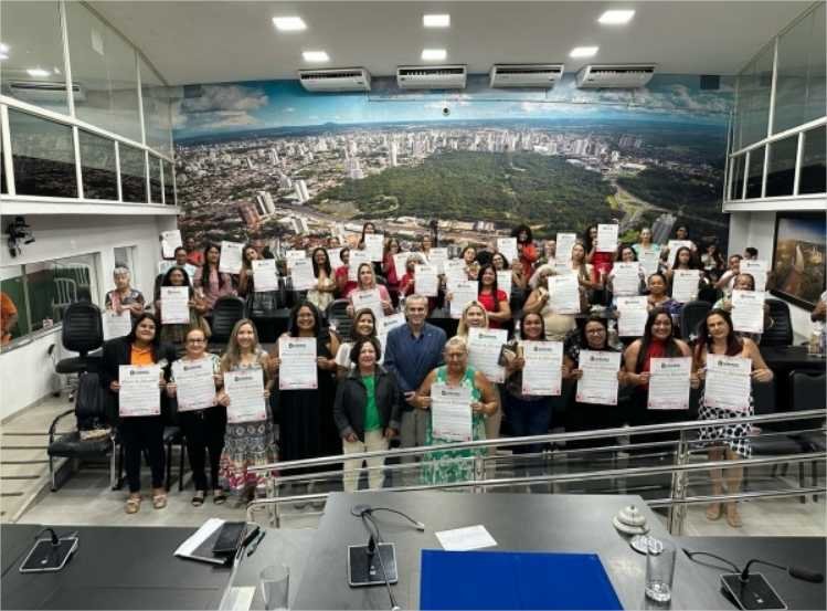 Baixinha destaca políticas públicas para mulheres durante solenidade