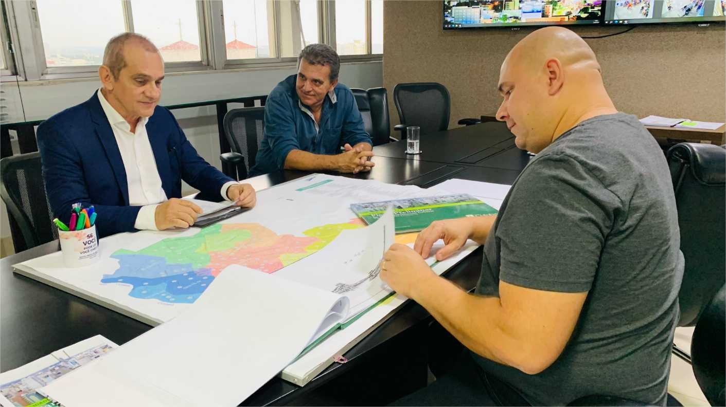 Wilson Santos destina R$ 2 milhões para a saúde e debate habitação com Abílio