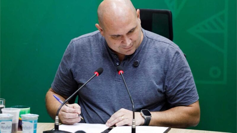 Prefeito paga salário, prêmio-saúde e injeta R$ 79 milhões na economia