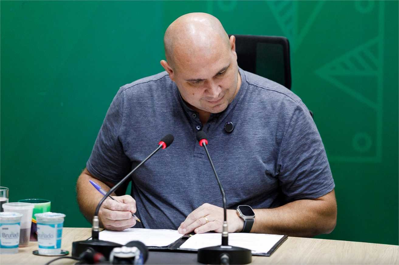 Prefeito paga salário, prêmio-saúde e injeta R$ 79 milhões na economia