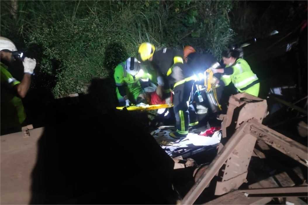 Bombeiros resgatam motorista preso às ferragens após acidente na BR-163