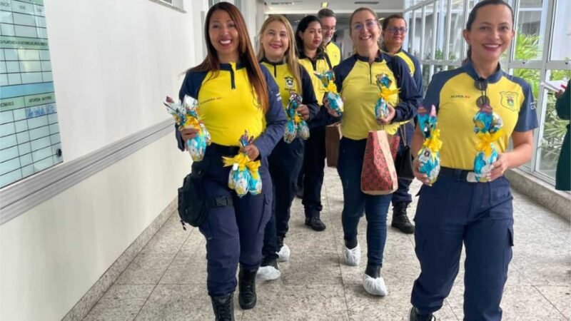 Agentes da Semob fazem ação de Páscoa para crianças no HMC