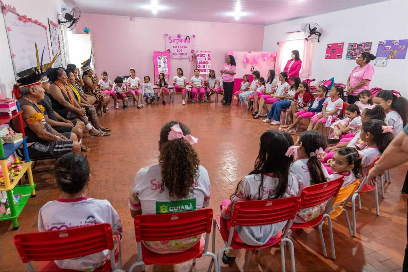 Alunas do Siminina conhecem cultura indígena com visita do povo Bakairi