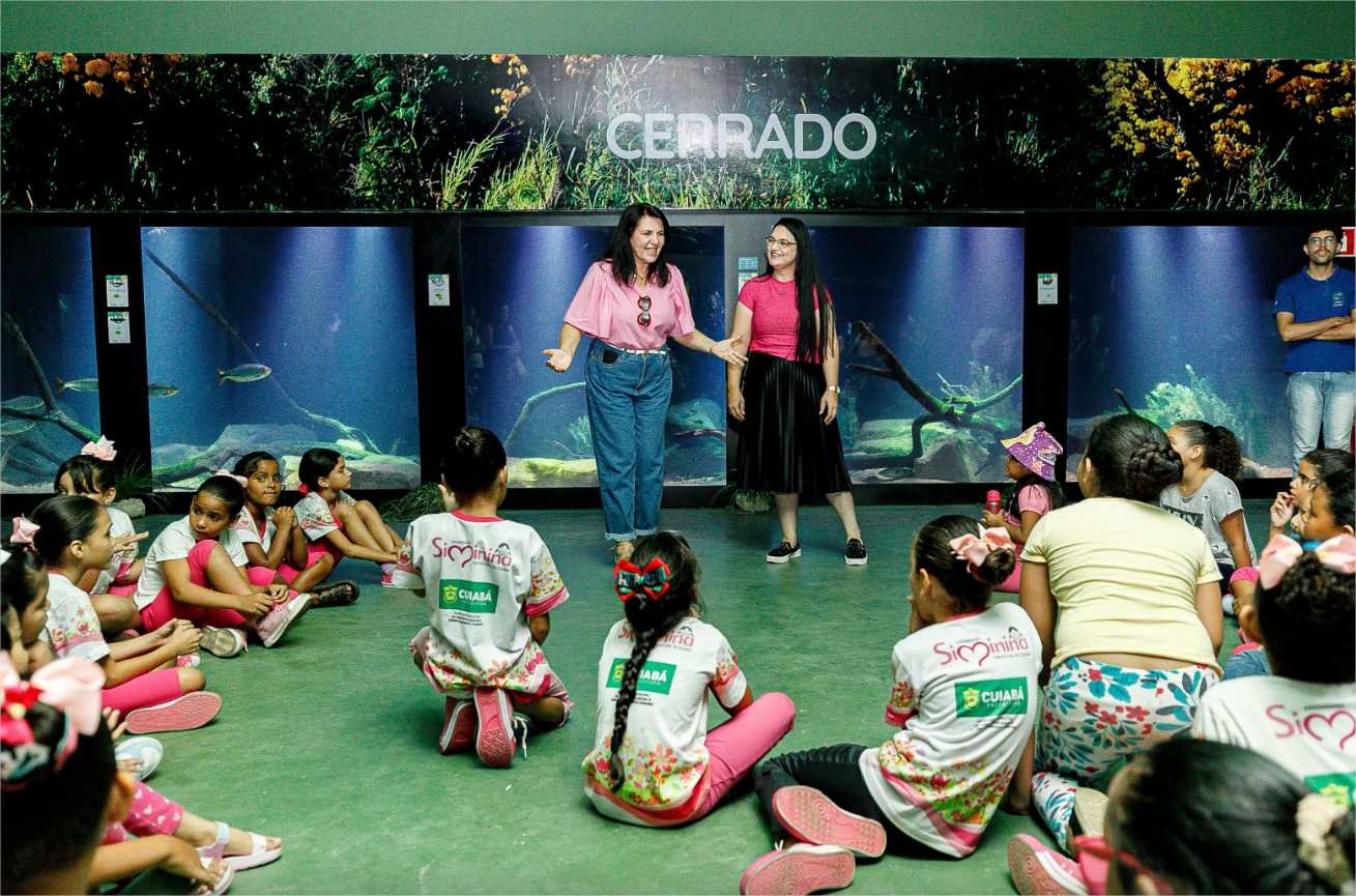 Primeira-dama comemora visita das Simininas ao Aquário Municipal