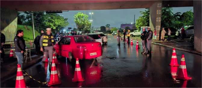 Operação Lei Seca na Avenida Miguel Sutil resulta em nove atuações criminais e 41 veículos removidos