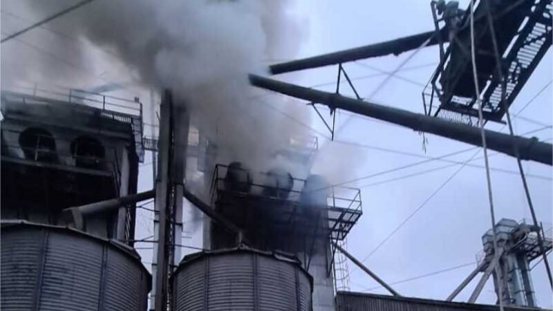 Corpo de Bombeiros extingue incêndio em secador de grãos em indústria