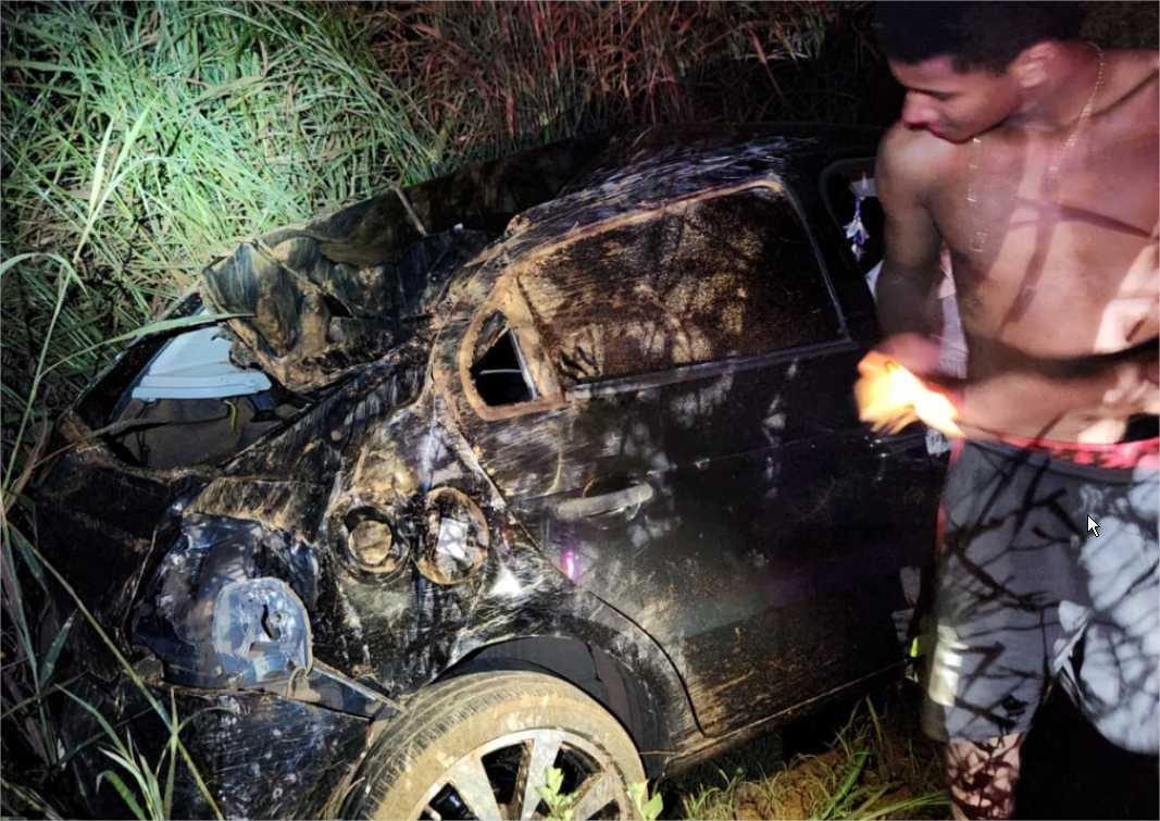 Corpo de Bombeiros socorre jovem vítima de capotamento na MT-251