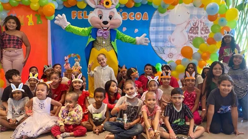 Crianças em tratamento contra o câncer recebem ovos de Páscoa em ação da AACCMT