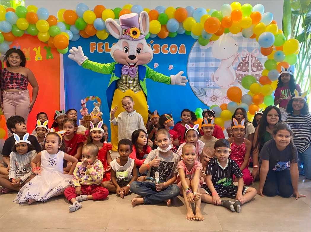 Crianças em tratamento contra o câncer recebem ovos de Páscoa em ação da AACCMT