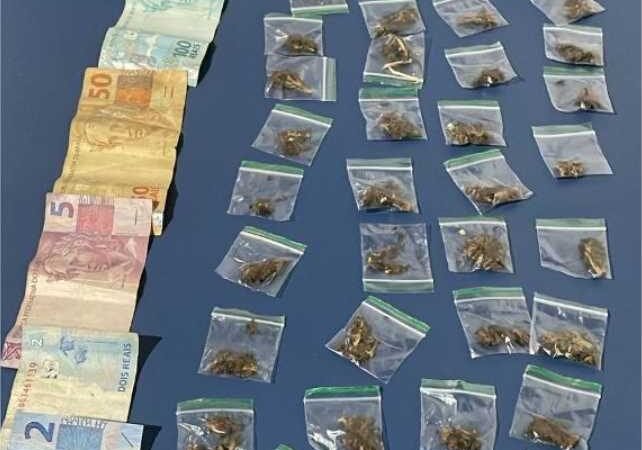 Polícia Militar detém trio suspeito por tráfico de drogas e apreende 43 porções de entorpecentes
