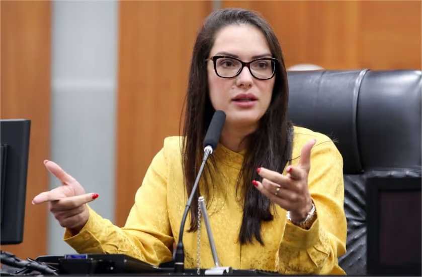 Deputada cita perseguição e chama secretário de moleque: “não venha me fazer de otária”