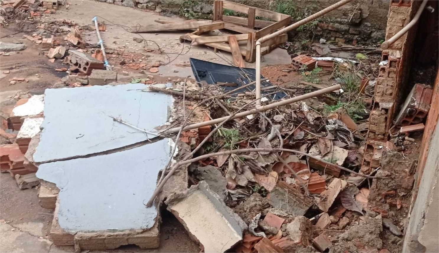 Defesa Civil de Cuiabá e Crea-MT vistoriam casas interditadas após desabamentos