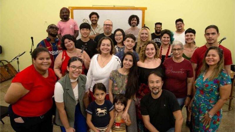 Brasileiros e imigrantes se apresentam em coro de várias línguas no encerramento do projeto Multiculturas