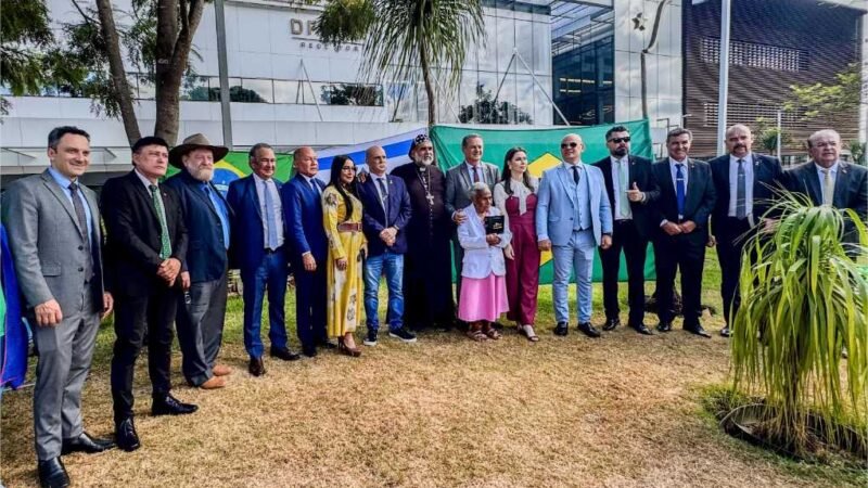 Nelson Barbudo e Deputados do PL fazem oração por Bolsonaro na porta do Hospital em Brasília