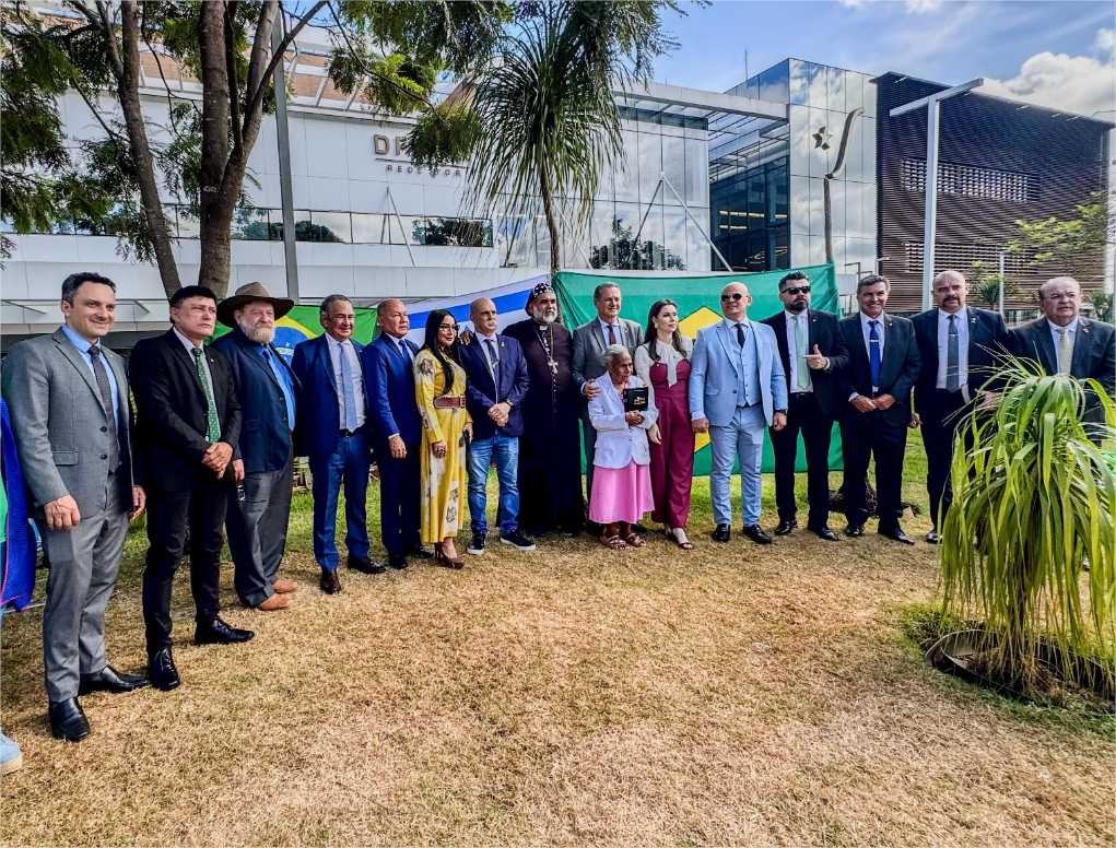 Nelson Barbudo e Deputados do PL fazem oração por Bolsonaro na porta do Hospital em Brasília