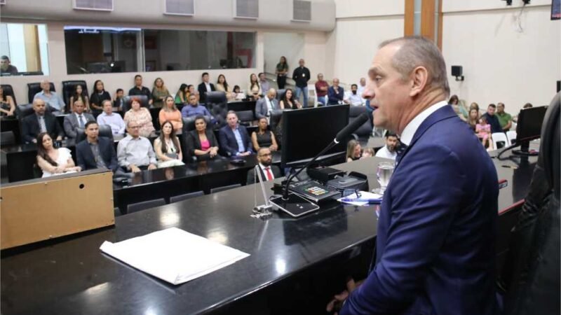 Wilson Santos homenageia policiais civis por excelência na segurança pública