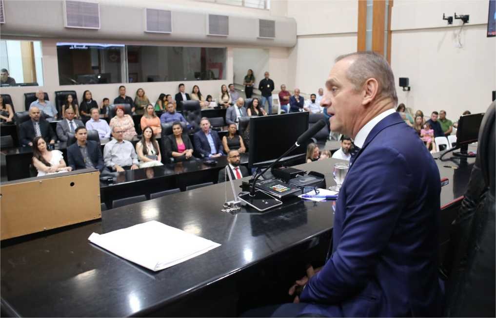 Wilson Santos homenageia policiais civis por excelência na segurança pública