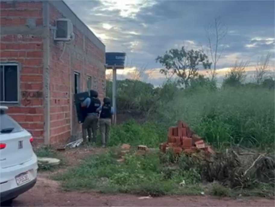 Polícia Militar liberta mãe e filhos mantidos reféns e prende homem foragido da Justiça