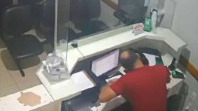 Câmera flagra tarado assediando funcionária de hospital; veja vídeo