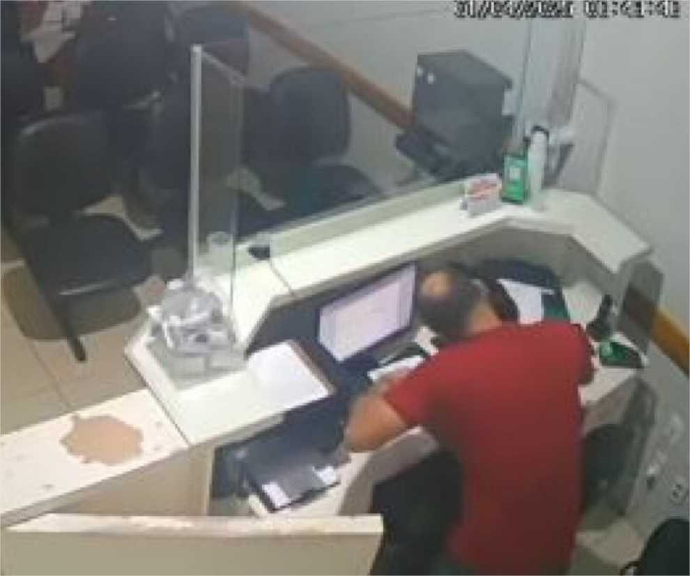 Câmera flagra tarado assediando funcionária de hospital; veja vídeo