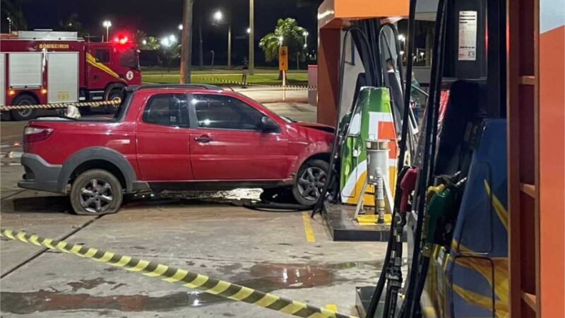 Corpo de Bombeiros socorre condutora de veículo que colidiu com bomba de combustível