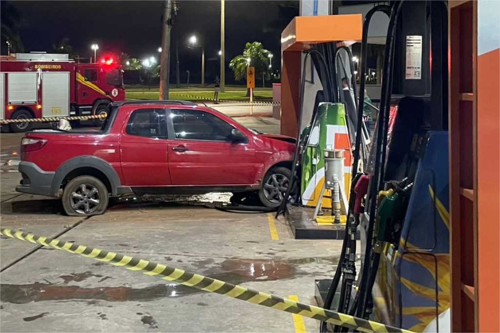 Corpo de Bombeiros socorre condutora de veículo que colidiu com bomba de combustível
