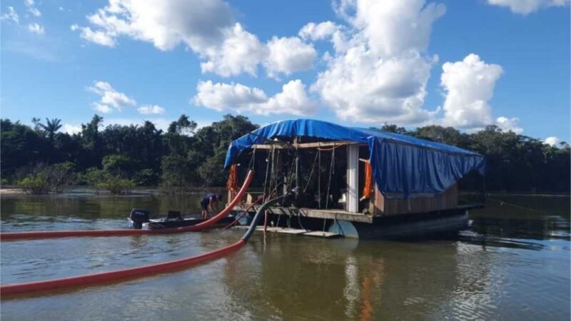Batalhão Ambiental fecha balsa de garimpo ilegal e apreende caminhão carregado com madeira