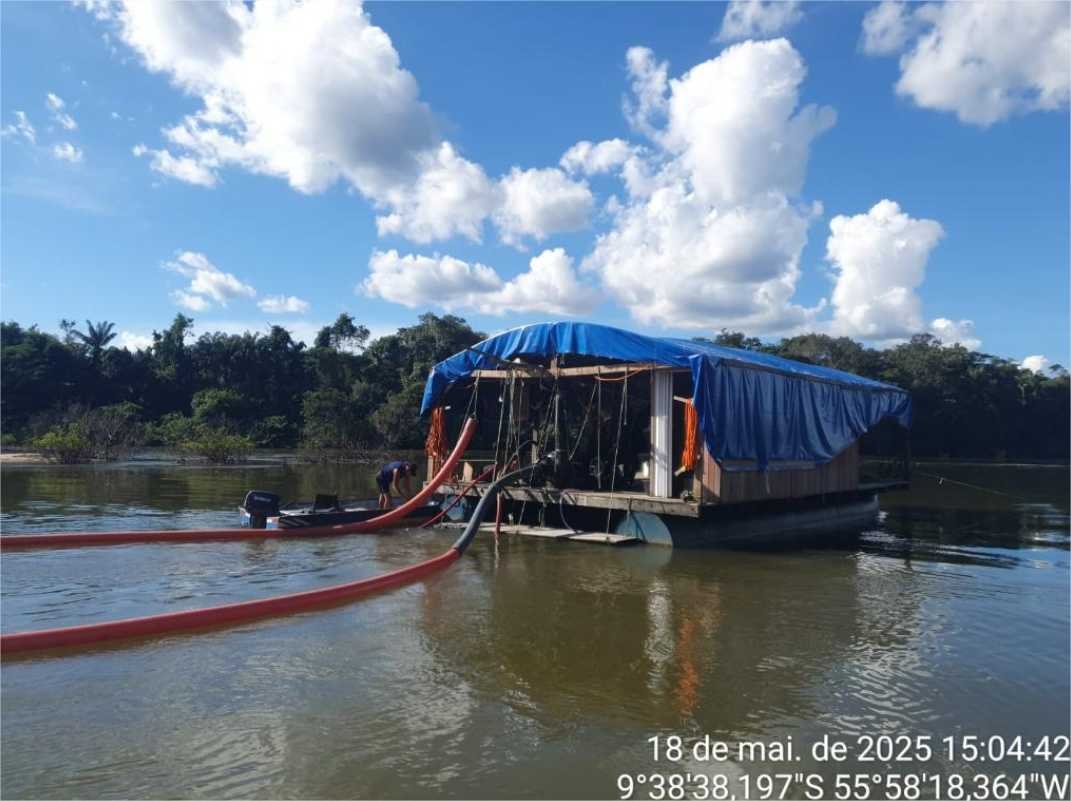Batalhão Ambiental fecha balsa de garimpo ilegal e apreende caminhão carregado com madeira