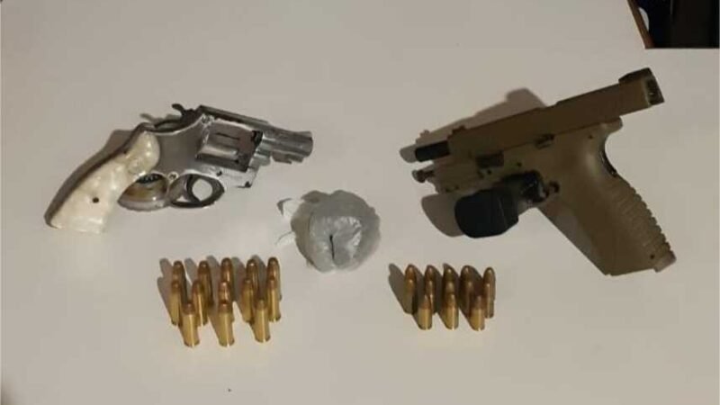 Polícia Militar prende homem com armas de fogo, munições e maconha em zona rural