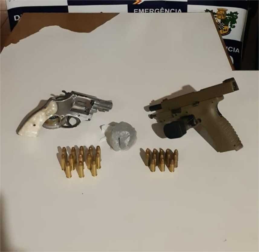 Polícia Militar prende homem com armas de fogo, munições e maconha em zona rural