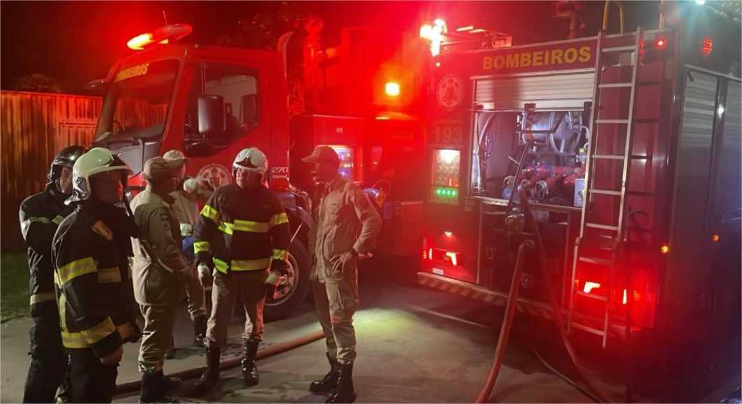 Corpo de Bombeiros combate incêndio em residência em Várzea Grande