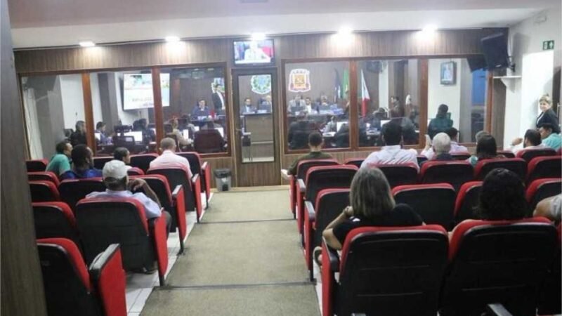 Vereador de VG pede vista de proposta que proíbe armas e restringe gravações em plenário