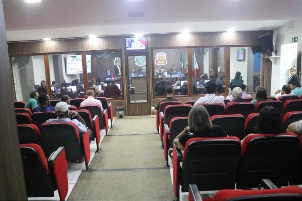 Vereador de VG pede vista de proposta que proíbe armas e restringe gravações em plenário