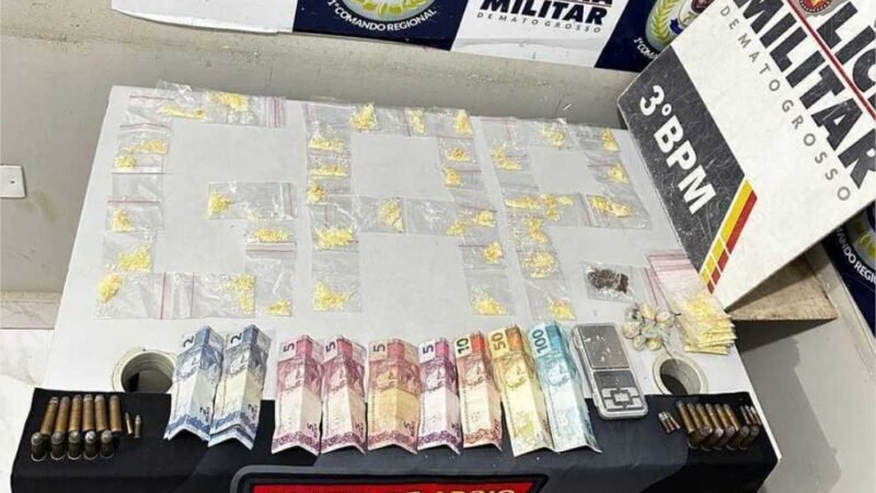 Policia Militar prende três homens por tráfico, apreende munições e 83 porções de drogas