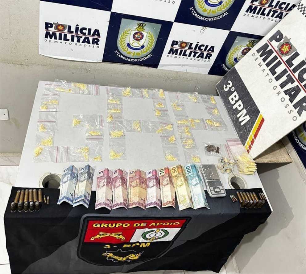 Policia Militar prende três homens por tráfico, apreende munições e 83 porções de drogas