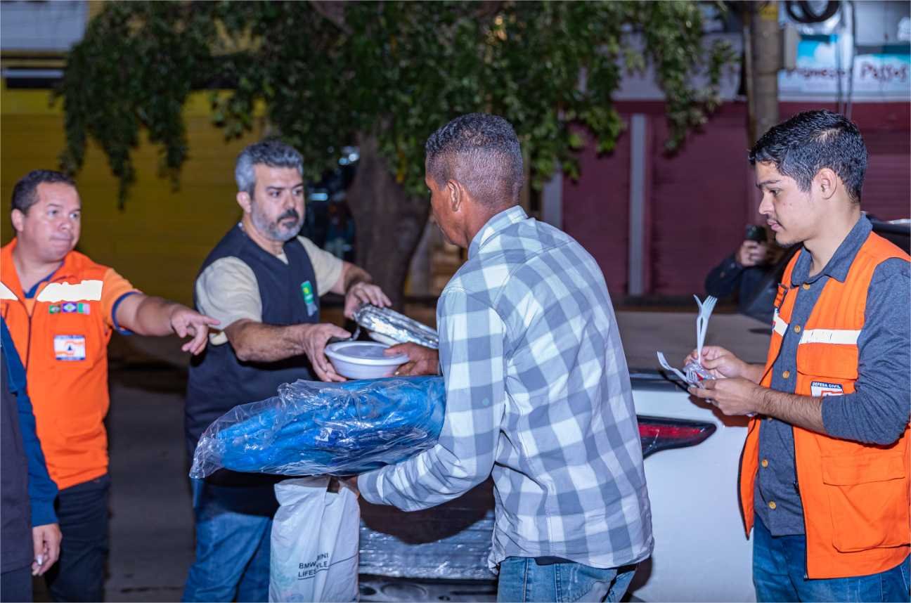 Prefeitura entrega mais de mil cobertores e marmitas em três dias