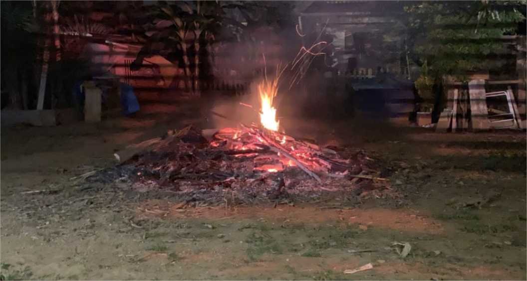 Bombeiros controlam incêndio em entulho no bairro Vale do Sol