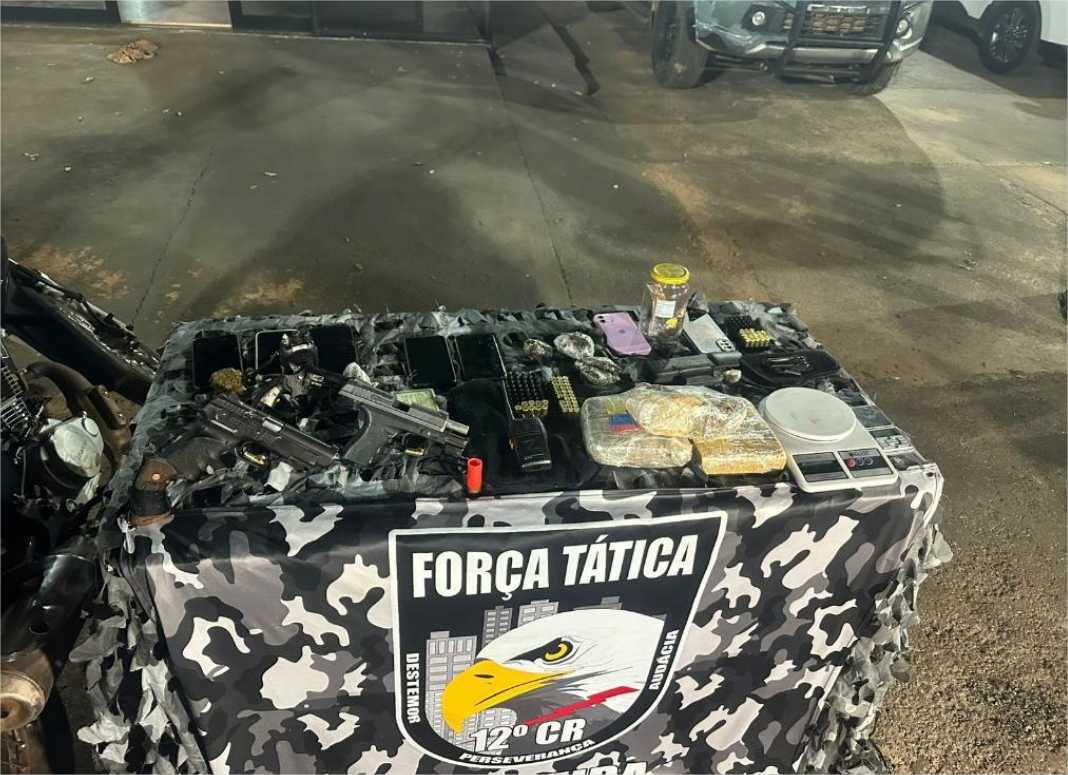 Força Tática localiza dois faccionados e apreende armas e drogas em Pontes e Lacerda