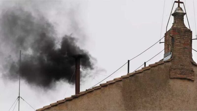 Vaticano solta a primeira fumaça do conclave: já temos um papa?