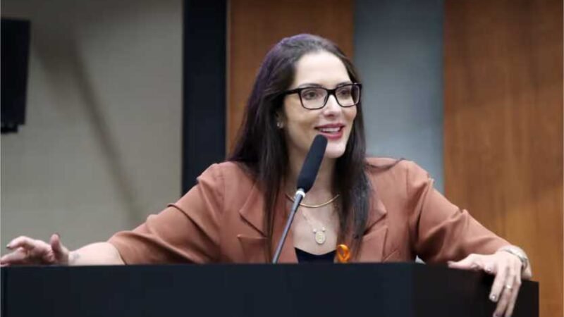 Janaina comemora pesquisa, mas adota cautela: “Cedo para avaliar o cenário”