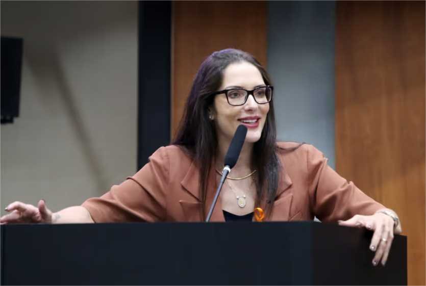 Janaina comemora pesquisa, mas adota cautela: “Cedo para avaliar o cenário”