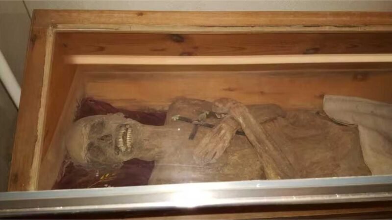 Múmia de vigário do século 18 é achada bem preservada graças a método incomum