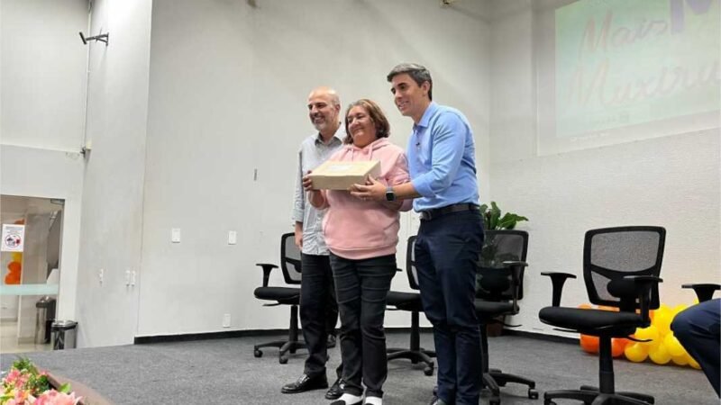 “Nunca é tarde para aprender a ler e escrever”, afirma aluna em sua primeira aula do Mais MT Muxirum