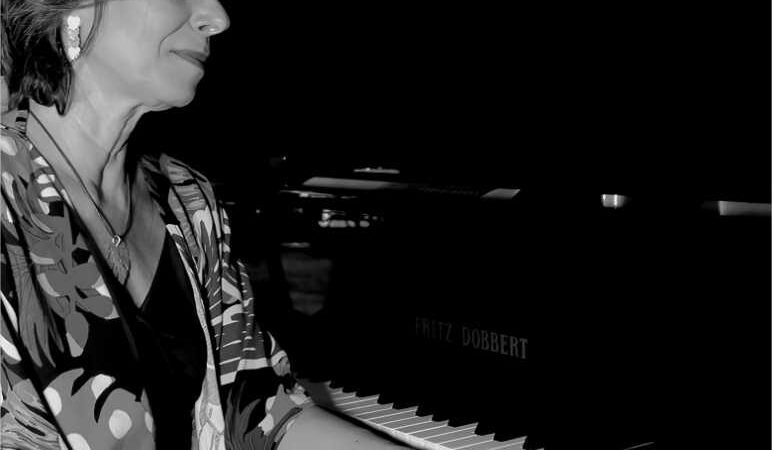 Luciana Hamond apresenta pré-lançamento do álbum Stonehenge na Casa do Parque