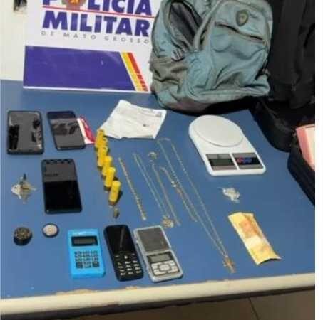 PM prende dois homens por invasão e furto e uma mulher por tráfico de drogas