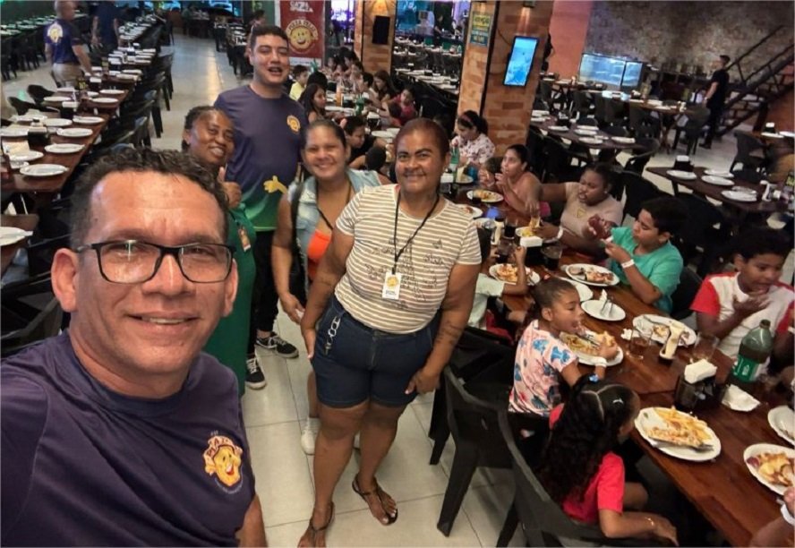  Projeto faz alegria de dezenas de crianças na Caza da Pizza, em Cuiabá; veja imagens