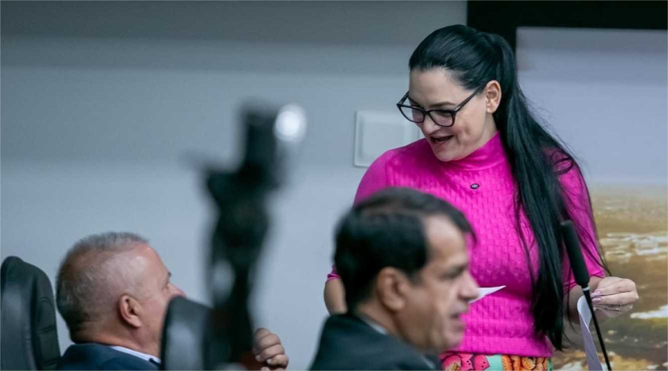 Samantha adota cautela em processo contra Chico 2000; ‘não sei como funciona’