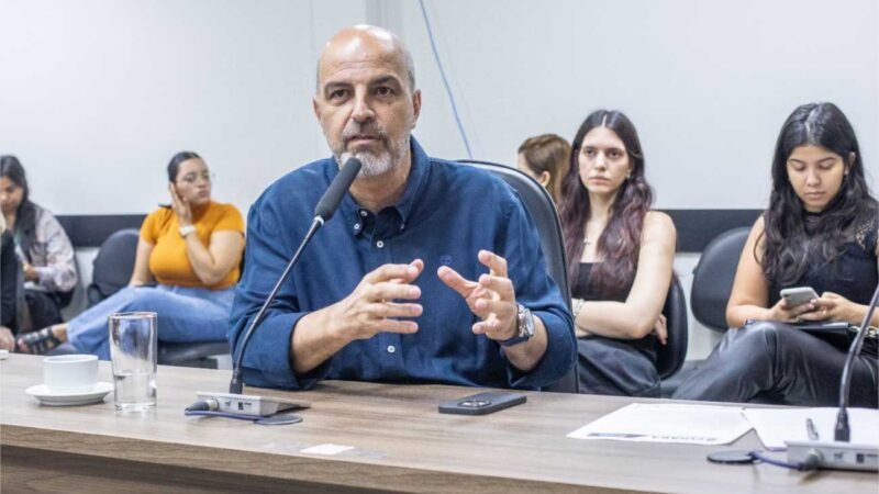 Secretário de Educação apresenta planejamento estratégico na Câmara