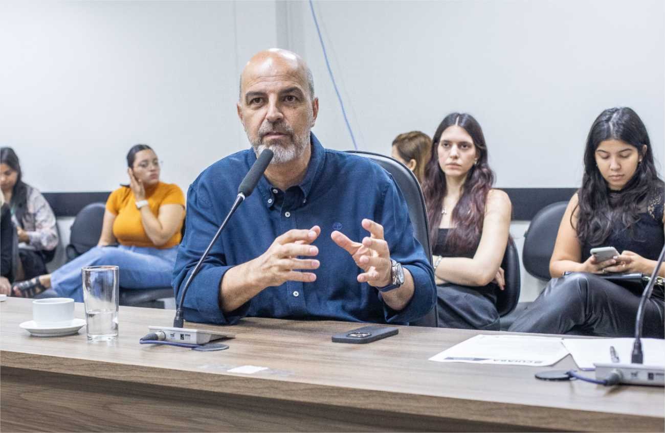 Secretário de Educação apresenta planejamento estratégico na Câmara